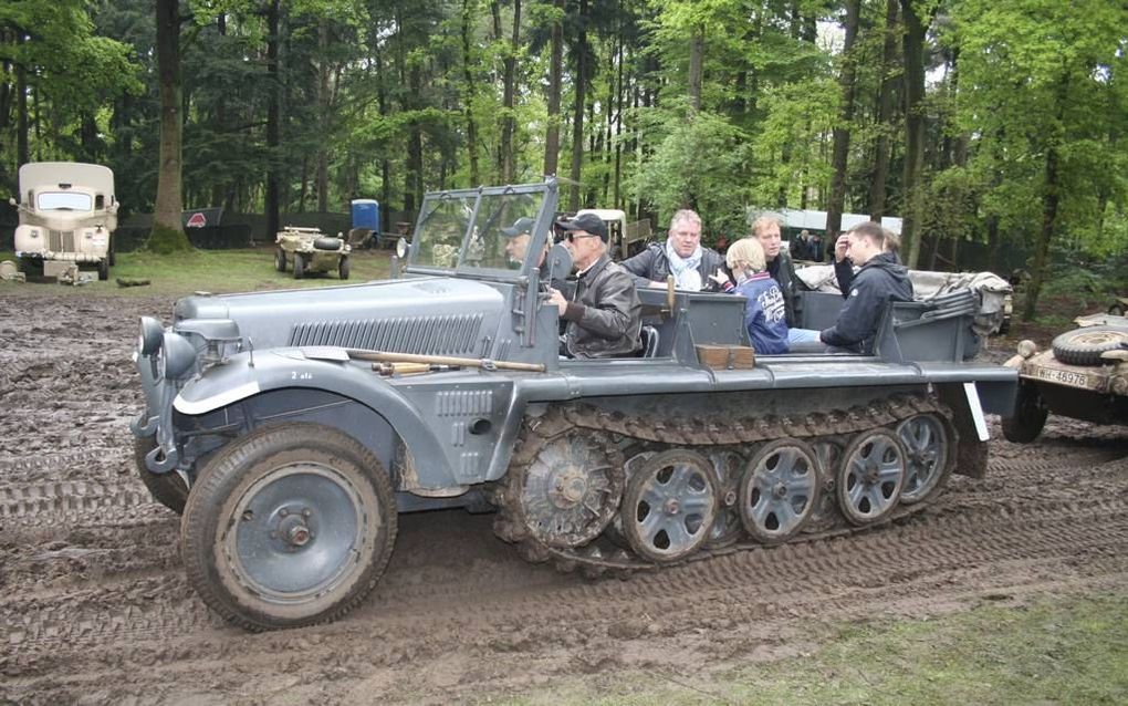 Bezoekers van de militariamarkt in Overloon konden tegen betaling een ritje maken met historische legervoertuigen. Beeld André Bijl