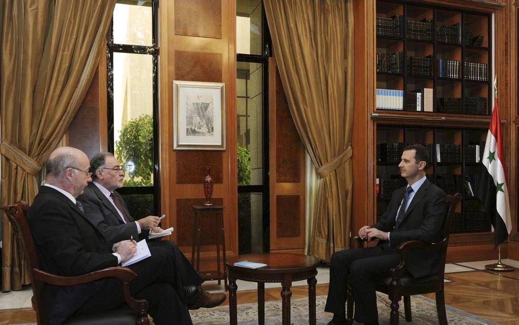 President Assad (r.) gaf zaterdag een interview aan twee Argentijnse journalisten. Daarin ontkende hij stellig chemische wapens te hebben gebruikt. Foto EPA