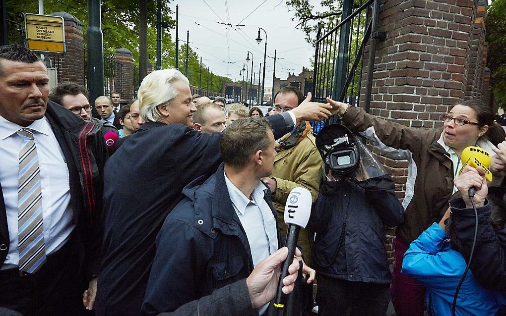 Geert Wilders wordt bij zijn bezoek aan de Haagse Schilderswijk begroet door een buurtbewoonster. Foto ANP