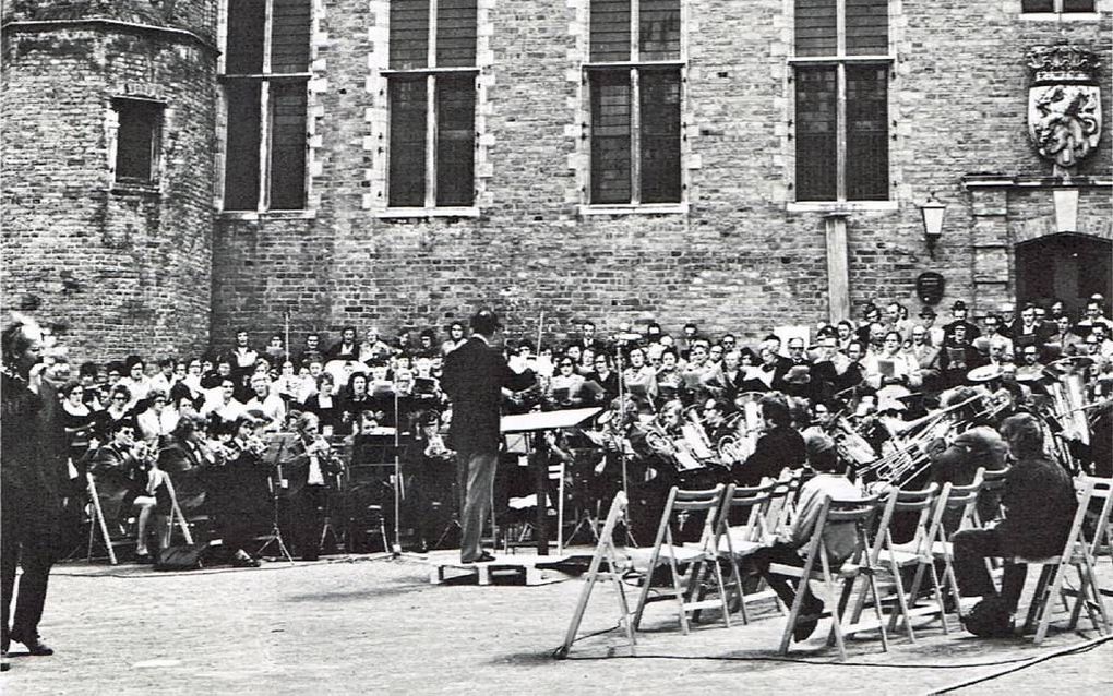 Veertig jaar geleden, op zaterdag 19 mei 1973, werd in Middelburg het ”Liedboek voor de kerken” gepresenteerd. Op het Abdijplein zongen koren, begeleid door koperblazers, uit de nieuwe bundel. Beeld J. Marinissen