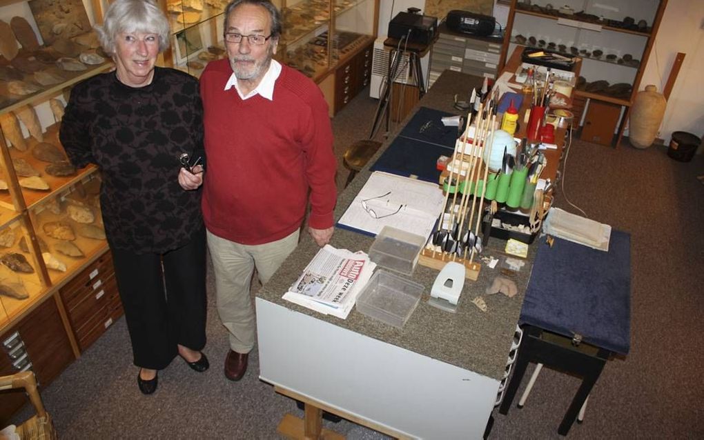 EDE. Eduard Zuurdeeg en zijn vrouw Corry in de kelder van hun huis in Ede, waar zij vroeger hun archeologische vondsten exposeerden. Beeld Jan Kas