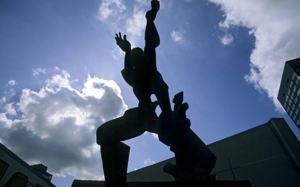 ROTTERDAM. Het monument ”De verwoeste stad” verbeeldt hoe Rotterdam in de oorlog zijn stadshart verloor. Volgens prof. Schinkel verdiept het ontbreken van een oud centrum de liefde voor Rotterdam.  beeld Hollandse Hoogte