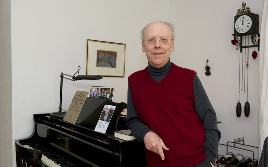 Pianist Willem Brons in zijn woonkamer in Almere. Foto Bram van de Biezen