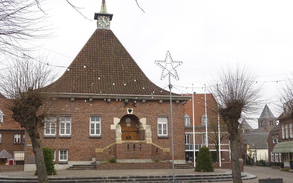 In de tuin van het voormalige gemeentehuis van Arcen (Limburg) staat een verkoopbord. Eerdere plannen om een hotel of museum van het raadhuis te maken, ketsten af. Beeld rijksmonumenten.nl