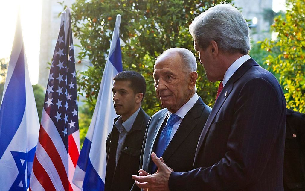 De Israëlische president Shimon Peres en de Amerikaanse minister van Buitenlandse Zaken Kerry. Foto EPA