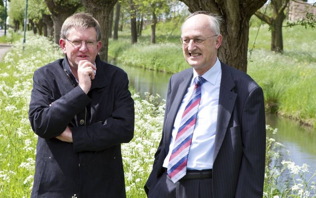 Schotlandkenner Jan van ’t Hul (l.) en kerkhistoricus Leen van Valen stelden een reisgids samen die langs de Schotse kerkhistorie voert.