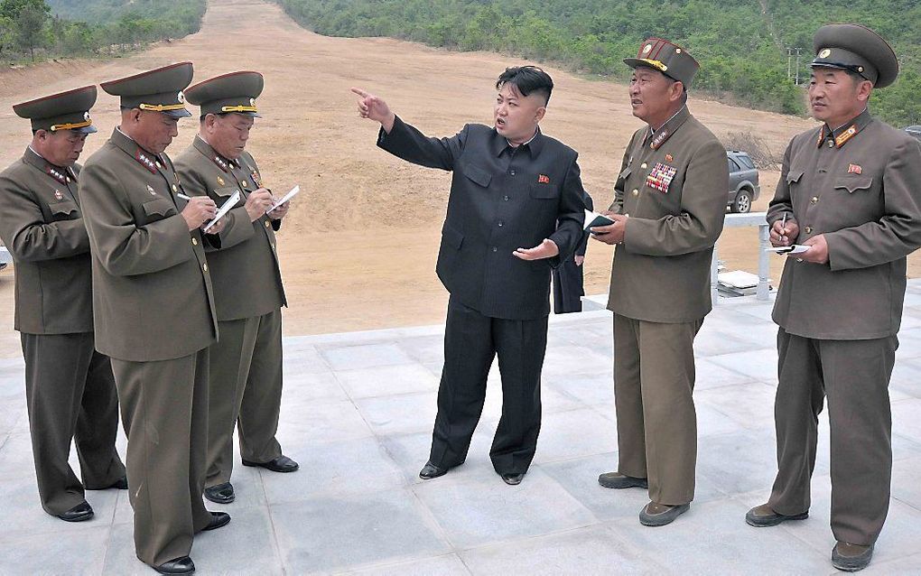 Kim Jong-un geeft instructies op de plaats waar een skipiste moet komen. Foto EPA