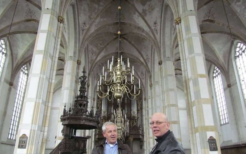 Beeldhouwer Anton ter Braak mag de plaquette ter herinnering aan Willem Sluiter vervaardigen. Samen met de initiatiefnemers Dick Sluiter (links) nam hij een kijkje in de Grote of Sint-Michaëlskerk. Beeld RD