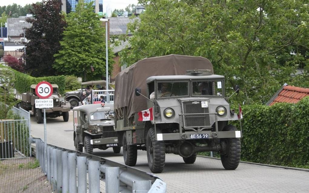 Oude legertrucks tijden de dijk op bij Hardinxveld-Giessendam tijdens de Leger Trucker dag in 2012. Ook dit jaar rijden er 35 voertuigen uit de Tweede Wereldoorlog door de Alblasserwaard. SGP-Kamerlid Dijkgraaf geeft zaterdag het startsein. Foto André Bij