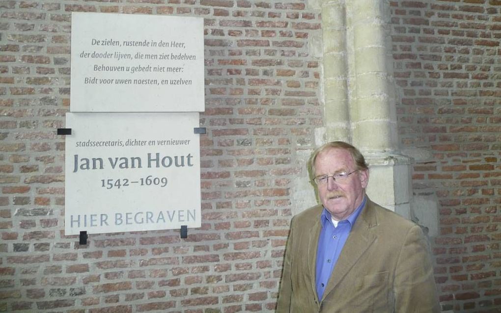 LEIDEN. Wim Bleijie van de Vereniging Jan van Hout bij het nieuwe monument voor stadssecretaris Jan van Hout in de Pieterskerk te Leiden. beeld Gertrude de Wildt-Brouwer