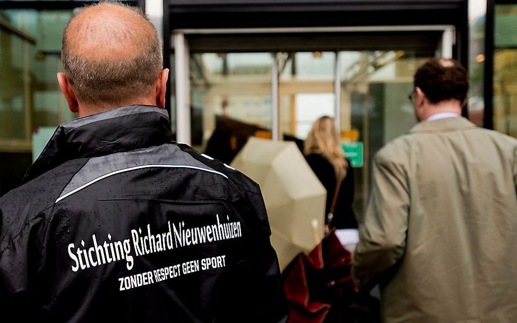 Belangstellenden van de voetbalclub Buitenboys voor de rechtbank tijdens de eerste dag van de rechtzaak tegen de mannen die verdacht worden van het doodschoppen van de 41-jarige grensrechter Richard Nieuwenhuizen. Beeld ANP