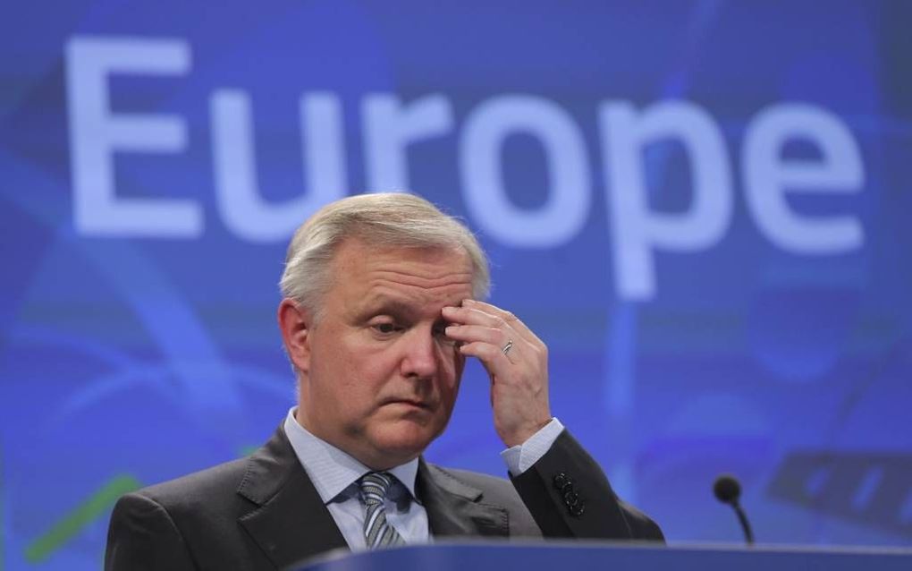 Eurocommissaris Rehn presenteerde woensdag namens de Europese Commissie de aanbevelingen voor de lidstaten. Nederland kreeg de opdracht om voor oktober 6 miljard aan extra bezuinigingen aan te kondigen. Beeld EPA