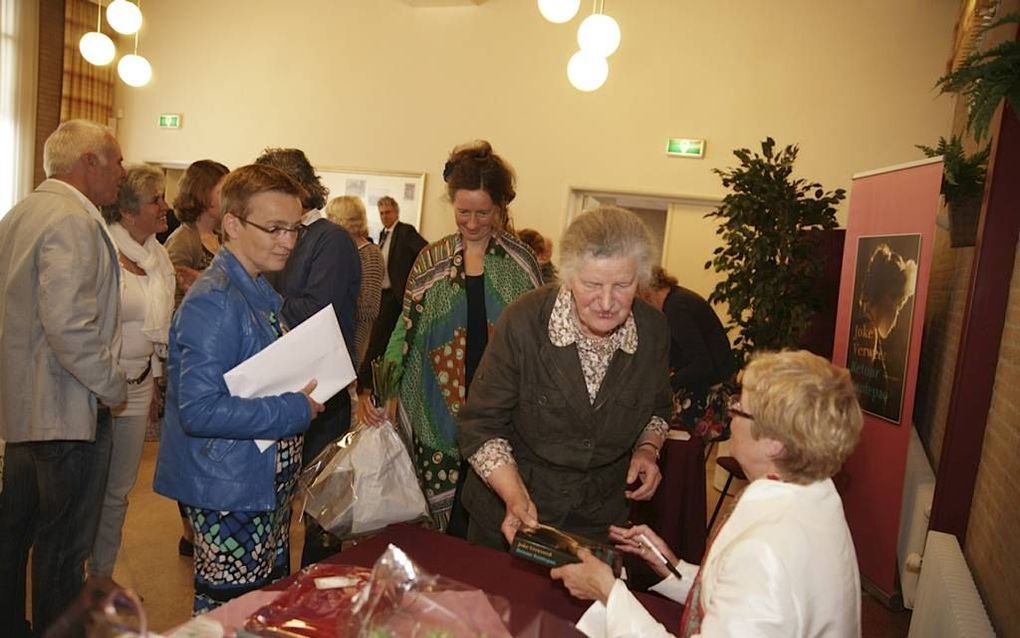 Schrijfster Joke Verweerd signeert haar nieuwste boek, dat gepresenteerd werd tijdens de Algemene Vergadering van de GZB. Foto GZB