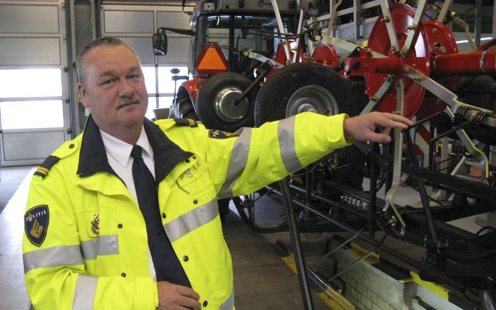 Politieman Fred Piel signaleert dat voorlichting aan agrariërs over verkeersveiligheid helpt. beeld RD