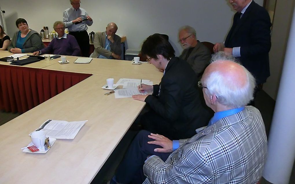 De NGK schuiven aan bij het Interkerkelijk Dovenpastoraat. Op de foto, zittend rechts: Ad de Boer, voorzitter Landelijke Vergadering NGK, ds. Karin van den Broeke, voorzitter generale synode PKN, en Jan Baan, voorzitter Deputaten Pastoraat in de Gezondhei