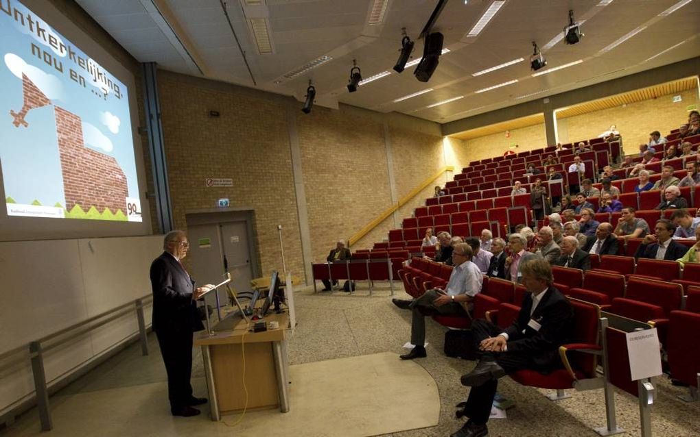 Nederland ontkerkelijkt steeds meer. Over de oorzaken en gevolgen daarvan had vrijdag aan de Radboud Universiteit in Nijmegen een symposium plaats, waar onder anderen oud-minister Wim Deetman (l.) sprak. Beeld RD, Anton Dommerholt