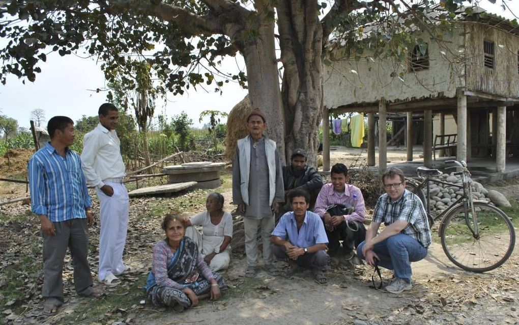 Robert-Jan Sterk (r.), directeur van Operatie Mobilisatie Nederland, op bezoek bij een zendeling in Nepal. Beeld Operatie Mobilisatie