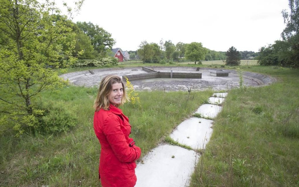 Brechtje Vermeulen van de gemeente Ede bij voormalige rioolwaterzuivering Otterlo, die gerenoveerd gaat worden. Beeld Herman Stöver