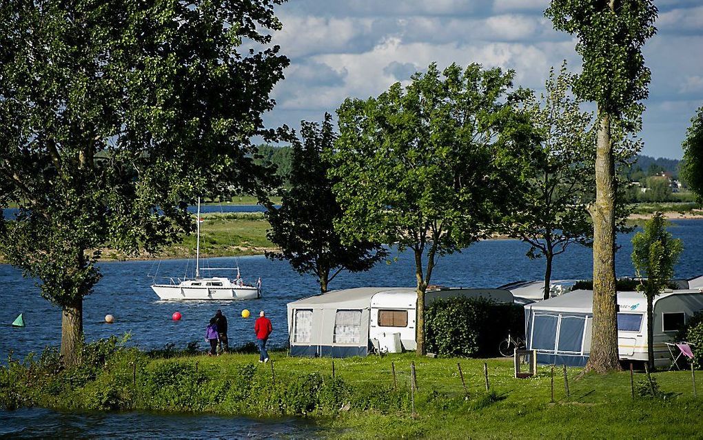 MAURIK - Hoog water bij een camping bij het Gelderse Maurik. Door hevige regenval in Duitsland is de waterstand van de Rijn hoog. beeld ANP