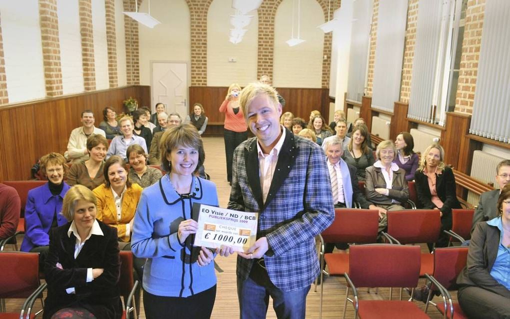 Mattheüs van der Steen ontvangt uit handen van de Amerikaanse schrijfster Elizabeth Musser de Publieksprijs Christelijk Boek 2009.