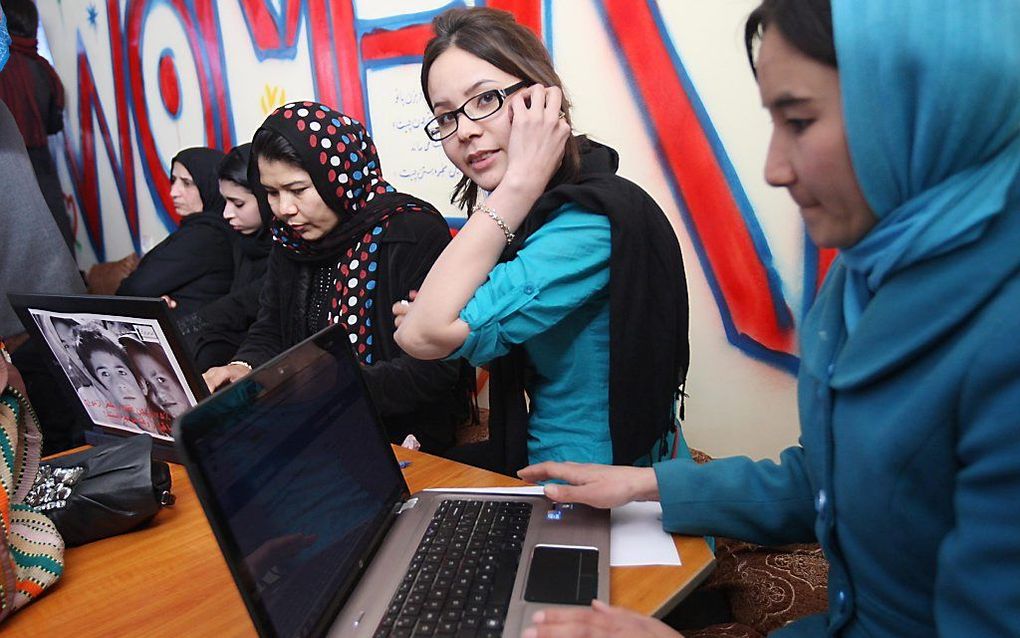 Het eerste internetcafe van Kabul, geopend in maart 2012. Foto EPA