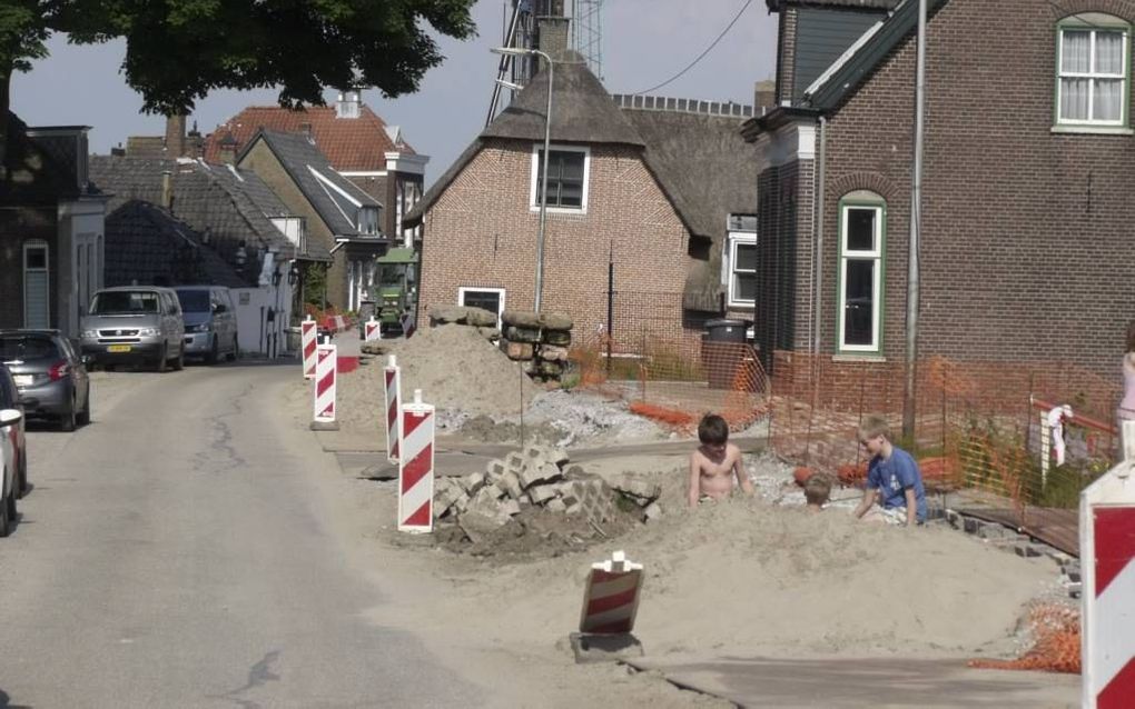 AMMERSTOL. De dijkversterking van de Lek biedt kinderen in Ammerstol speelplezier.Foto Dick den Braber