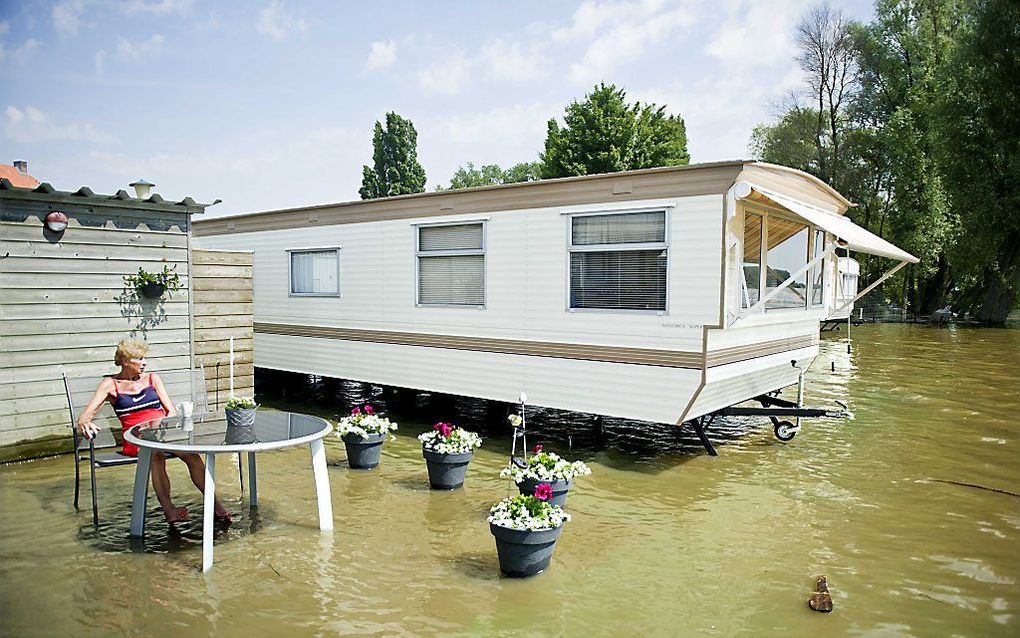 Natte voeten op een camping langs de Waal bij de Gelderse plaats Gendt. beeld ANP