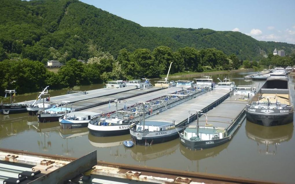 Omdat het water in de Rijn te hoog staat, ligt binnenvaartschipper Rinus van der Stelt, samen met acht andere Nederlandse schippers, al een week vast in een haven bij Koblenz. Beeld RD