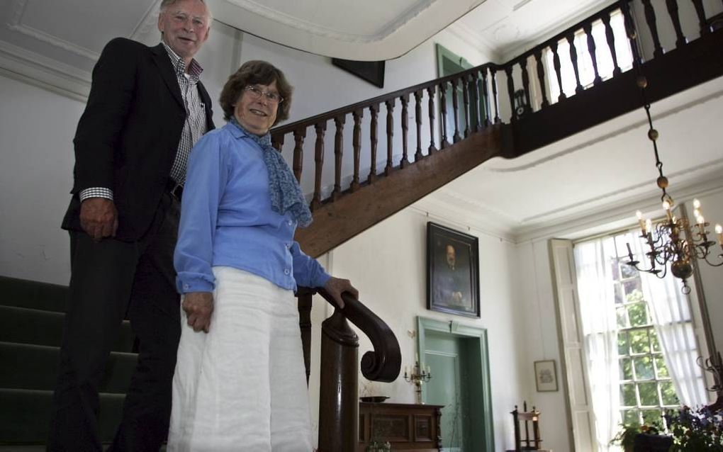 Stichting De Oldenhof is op zoek naar een beheerder van het gelijknamige landgoed. Barones Clara Sloet van Oldruitenborgh (r.) is vanwege haar leeftijd gestopt. Naast haar op de foto de voorzitter van de stichting, Pieter Bos, in de hal van havezate De Ol