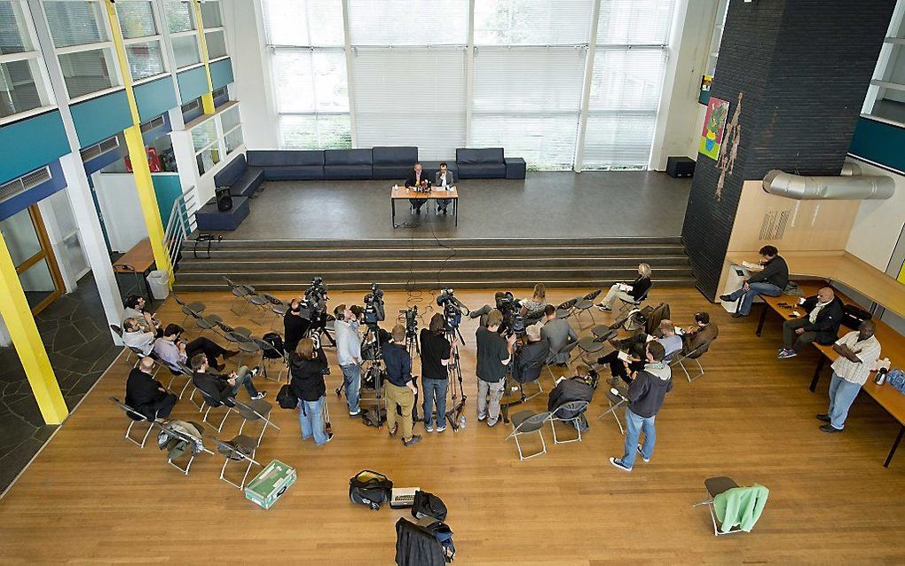 Rector Bart Renders (L) en voorzitter Ayhan Tonca (R) van de Raad van Bestuur van de Islamitische Scholengemeenschap Ibn Ghaldoun geven een persconferentie naar aanleiding van de diefstal van de examens door scholieren. Foto ANP