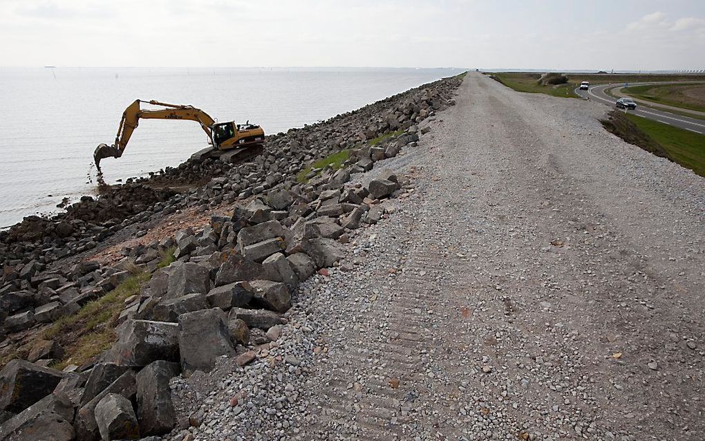 De komende jaren wordt maar liefst 180 kilometer dijk versterkt. Beeld ANP