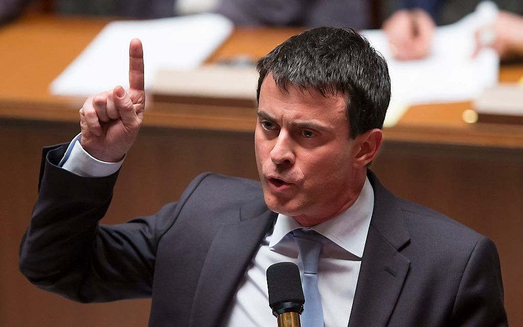 De burgemeester van het Zuid-Franse dorp Arcangues weigert twee mannen te trouwen. Hij is de eerste Franse ‘weigerambtenaar’. De burgervader riskeert een zware straf. De Franse minister van Binnenlandse Zaken, Manuel Valls (foto), schermde al met „zware s