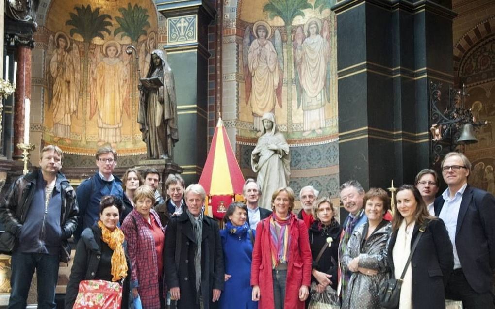 De Amsterdamse stadsdeelraad Centrum organiseerde onlangs een „religie-excursie” voor raadsleden. Foto: het gezelschap in de Nicolaaskerk. Foto Bruno van Moerkerken