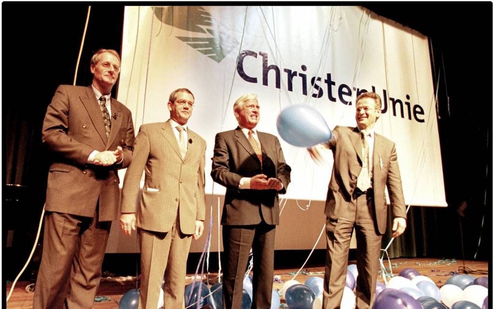 „Voor de ChristenUnie vindt dr. K. Veling een grondslagbepaling niet zinvol. Wat moet een rooms-katholiek lid van de ChristenUnie met de verwijzing naar de Drie Formulieren van Enigheid?” Foto: presentatie van de ChristenUnie in 2000. Beeld RD, Anton Domm