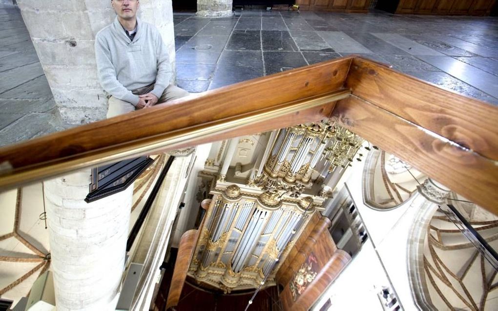 Pieter van Dijk bij het spiegelbeeld van ‘zijn’ instrument, het Van Hagerbeer/Schnitgerorgel in de Laurenskerk van Alkmaar. Beeld Sjaak Verboom