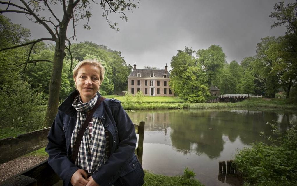 Tineke Zwijgers stelde reisgids ”In het voetspoort van de Oranjes” samen. Foto: Zwijgers op landgoed Ameliswaard, ooit in gebruik bij koning Lodewijk Napoleon. beeld RD, Henk Visscher