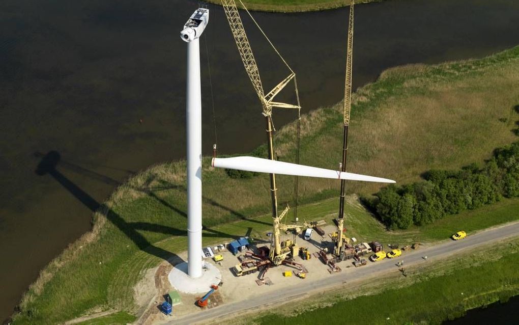 Bij Rilland worden het windmolenpark Kreekrak vervangen door hogere windturbines met vijf keer meer vermogen als de oude. Foto: een turbineblad wordt vastgemaakt aan een windmolen van Delta in het windpark. Foto Sky Pictures