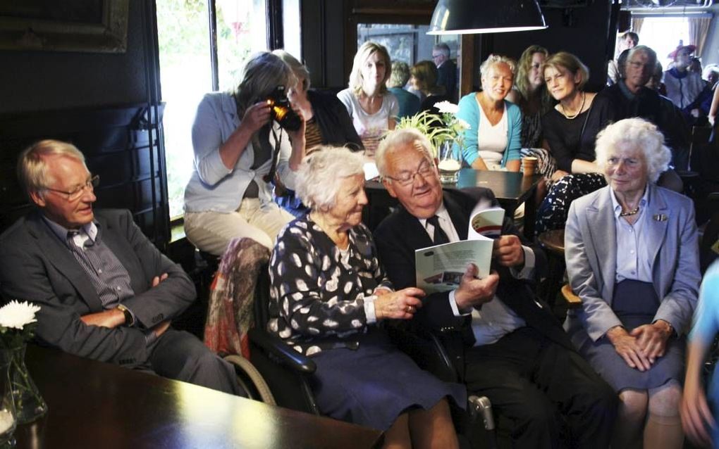 Otto, baron van Verschuer, bekijkt het boekje ”Oorlog achter het Front”, dat eerder deze week verscheen. Naast hem Jaantje van Beekhuizen. Zij was in de oorlog werkzaam op het landgoed van de familie Van Verschuer: Mariënwaerdt. Later zat Jaantje in het v