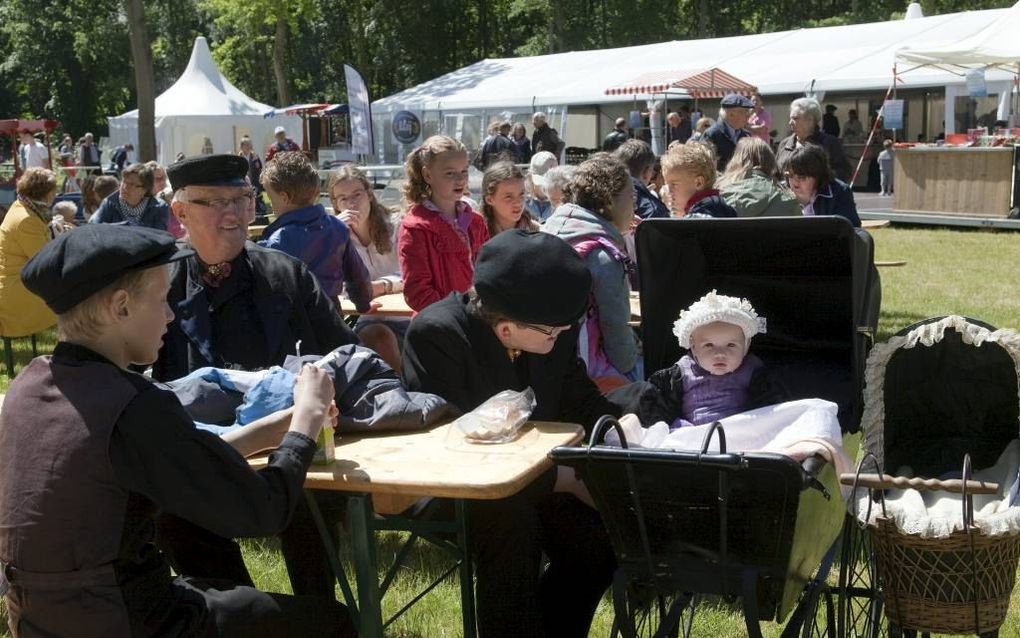 LISSE. Klederdrachten op de Doe mee-dag in Lisse. Het evenement werd zaterdag voor de eerste keer gehouden. Beeld Henk Bouwman