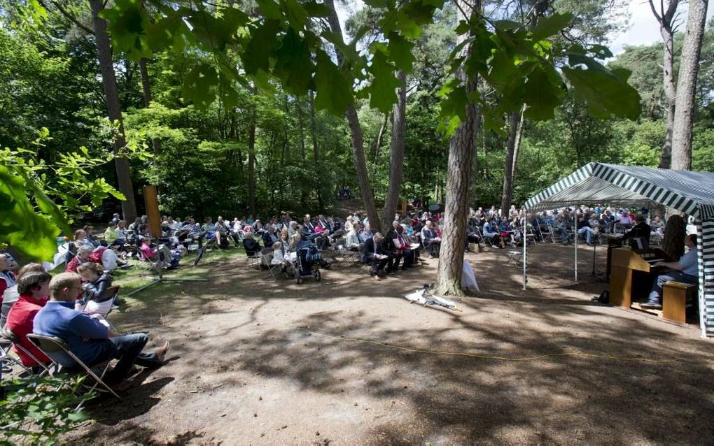 ZEIST – De christelijke gereformeerde kerken uit de classis Utrecht hielden zaterdag de jaarlijkse zendingsdag die traditiegetrouw wordt gehouden in de bossen bij Zeist. Thema was dit jaar ”De vreemdeling…”. beeld Herman Stöver