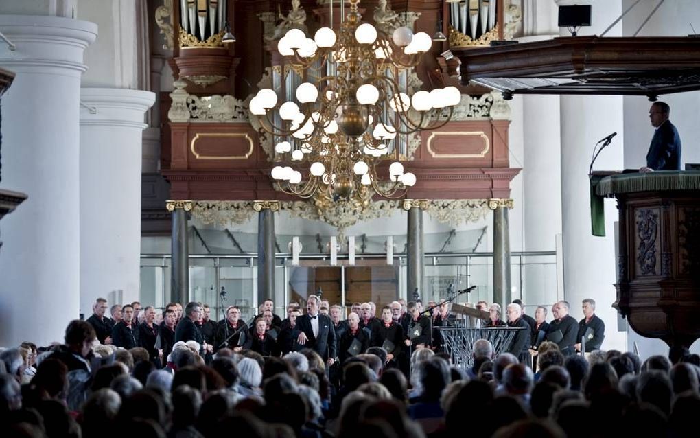 Tijdens een psalmzangavond in de Leeuwarder Grote of St. Jacobijnenkerk zong ook het Urker mannenkoor Hallelujah. beeld HogeNoorden/Jacob van Essen