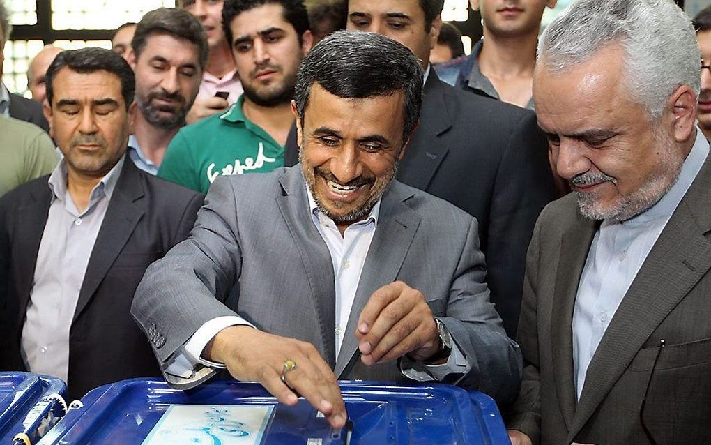 Ahmadinejad bij de stembus. Foto EPA