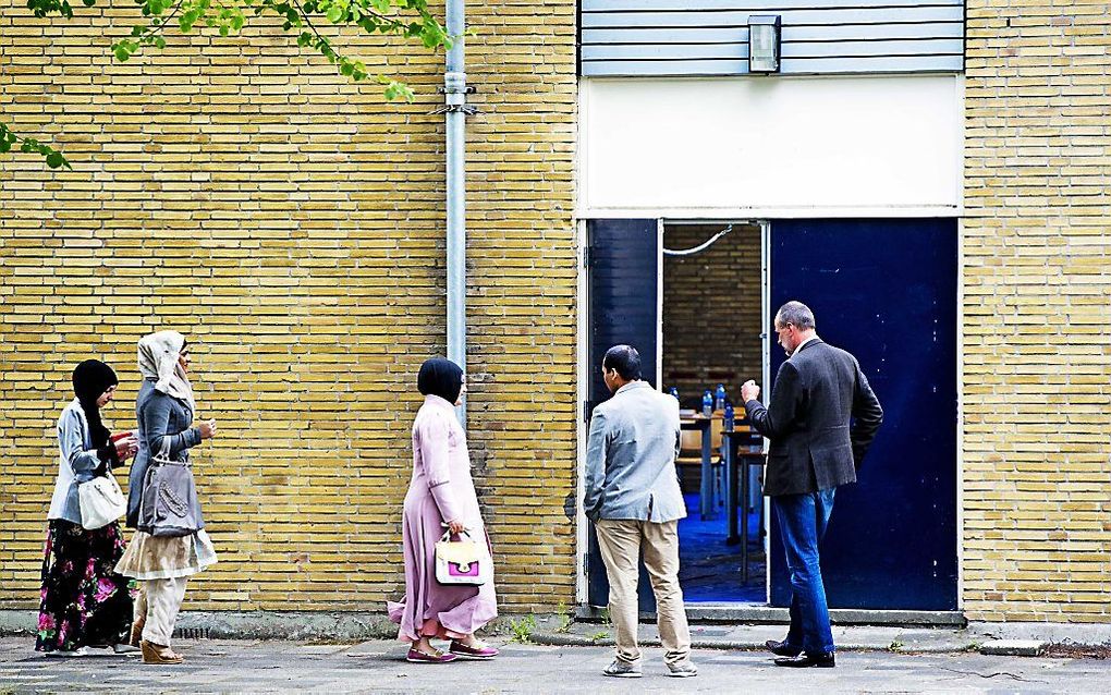 Leerlingen komen aan bij de Ibn Ghaldounschool voor herexamens. Foto ANP