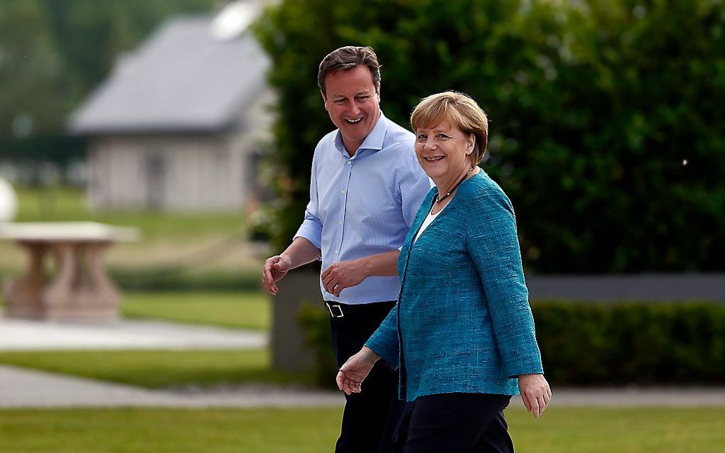 Cameron ontvangt Merkel tijdens de G8-top. Foto EPA