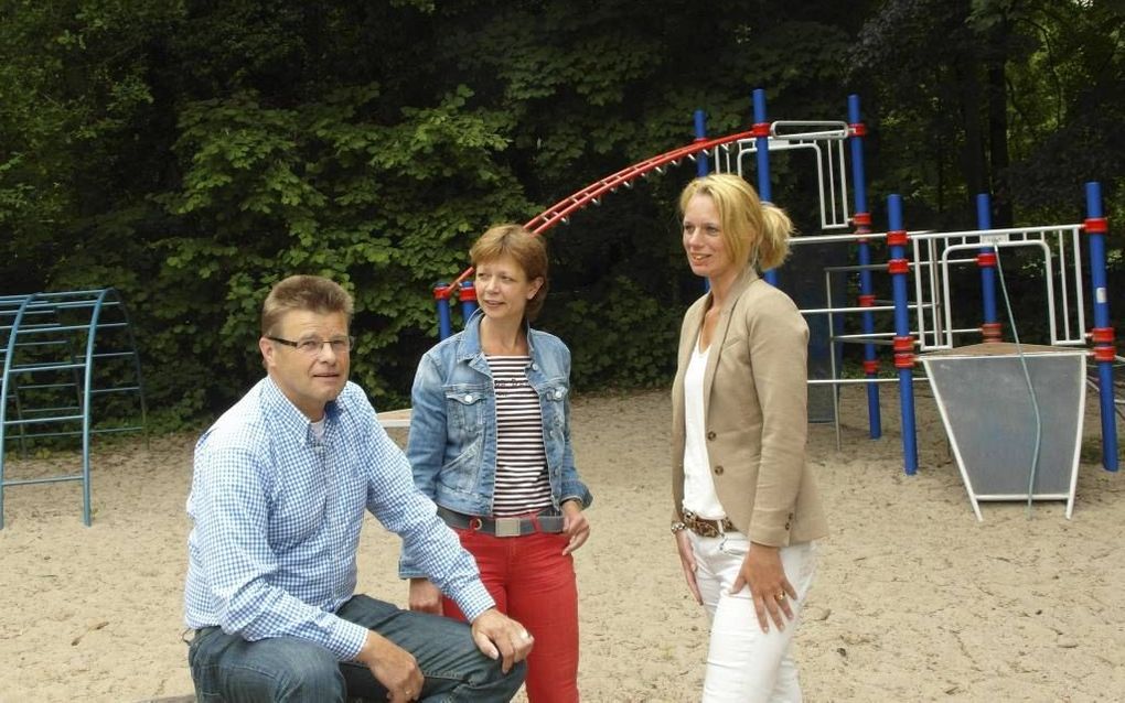 Schooldirecteur Nieboer met enkele andere leden van Barchem Centraal op het plein van de enige school in Barchem. Beeld Jan van Reenen