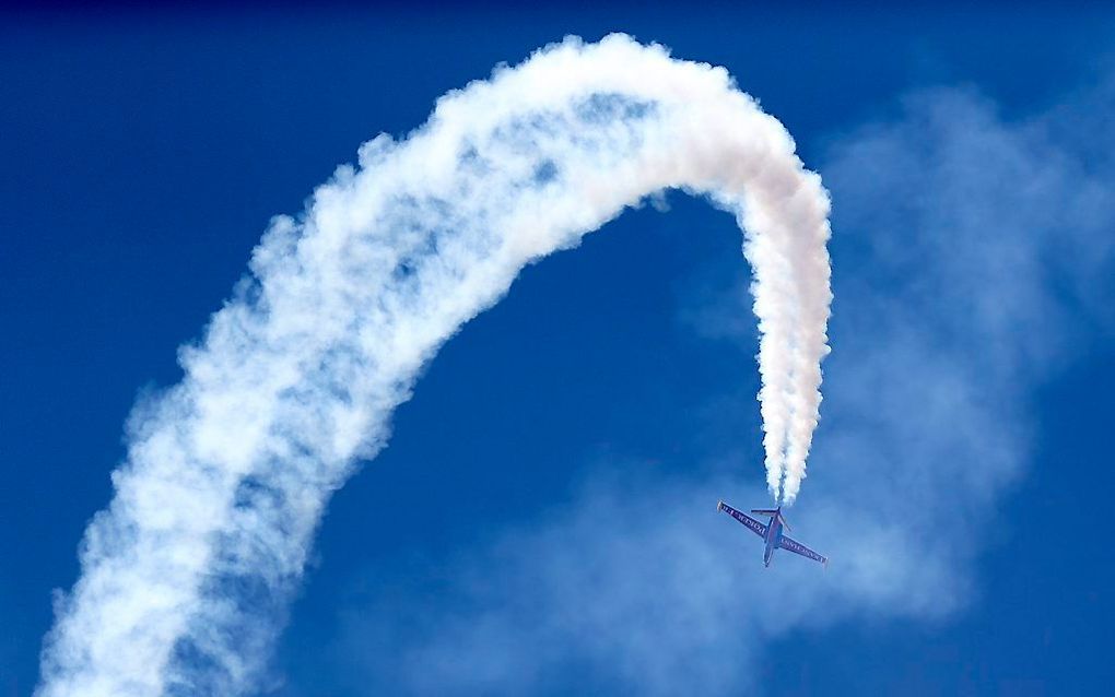 Een Fouga Magister vertoont zijn kunsten boven op Le Bourget.  Beeld EPA