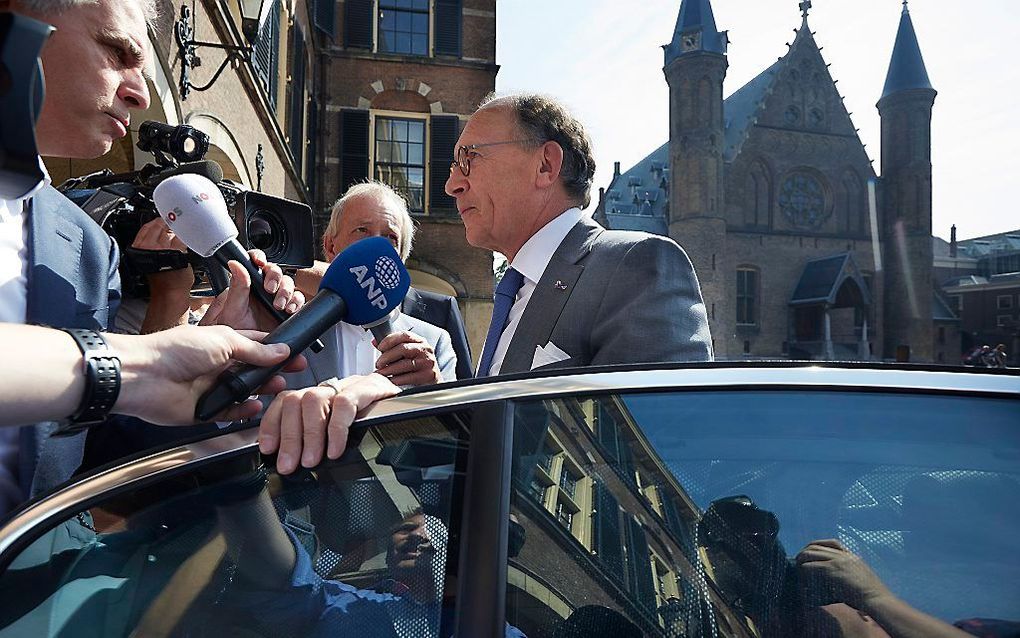 Vertrekkend Eerste Kamervoorzitter Fred de Graaf staat de pers te woord bij de Senaat op het Binnenhof. De voorzitter legt zijn hamer voortijdig en definitief neer. Beeld ANP