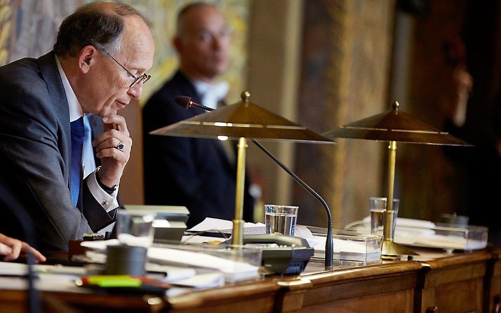 Vertrekkend Eerste Kamervoorzitter Fred de Graaf legt een verklaring af. De voorzitter legt zijn hamer voortijdig en definitief neer. Beeld ANP