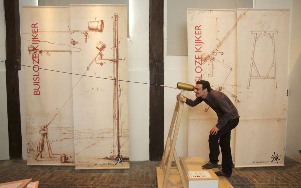 Conservator Tiemen Cocquyt bij zijn zelfgebouwde buisloze sterrenkijker. beeld Sjaak Verboom