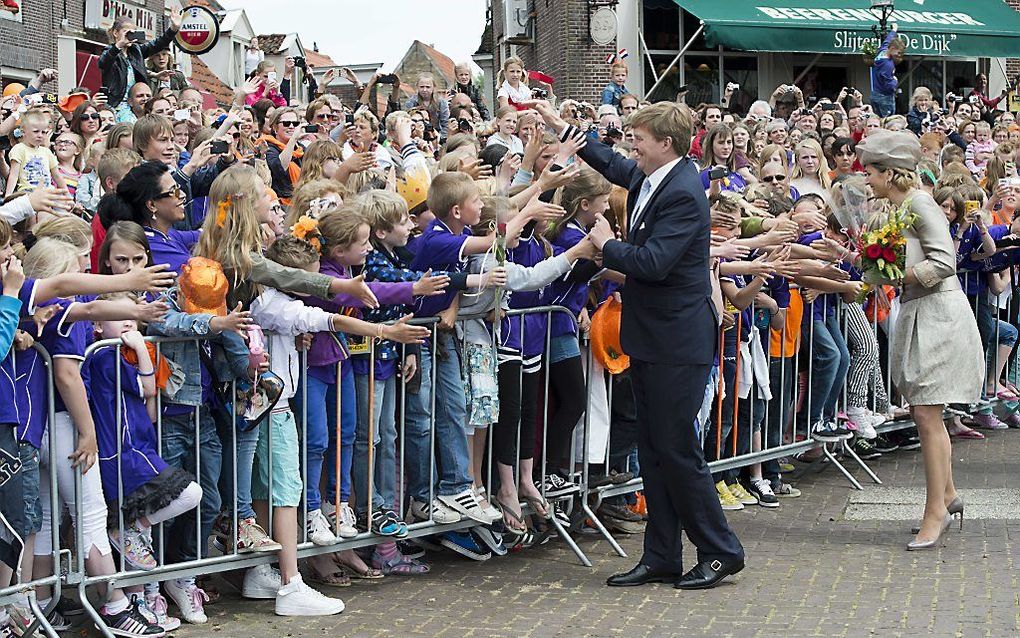 Koning Willem-Alexander en koningin Maxima tijdens hun bezoek aan Enkhuizen. beeld ANP